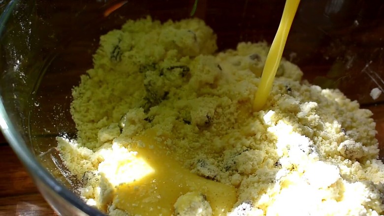 提子酸奶司康饼,将蛋奶液倒入到面粉碗中