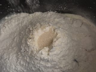 北海道中种吐司,再放入面粉，埋上酵母，启动和面程序10分钟。