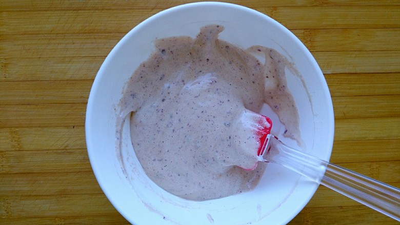 小Baby之所爱——
紫薯蒸蛋糕,取1/3的蛋白霜加入蛋黄液，用刮刀翻拌均匀
混合至看不到蛋白霜
（其实有点蛋白霜也没关系，下一步两者混合，不碍事的，朵妈做了好多次，没有影响）