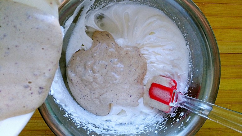 小Baby之所爱——
紫薯蒸蛋糕,将步骤12的混合物倒入蛋白霜中
从约10厘米左右的高处倒入