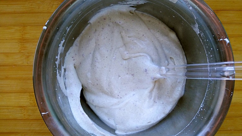 小Baby之所爱——
紫薯蒸蛋糕,翻拌或切拌手法混合均匀
切记不要画圈搅拌，容易消泡