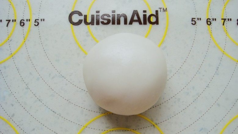莲蓉蛋黄冰皮月饼,用虎口慢慢上推包起来。