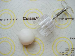 莲蓉蛋黄冰皮月饼,模具里刷上薄薄的食用油，包好的小圆球要呈稍微细长形方便放入模具里，这样周边不会碰破皮。