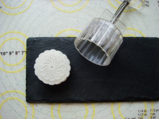 莲蓉蛋黄冰皮月饼,按压模具直接脱模到盘子里即可。
