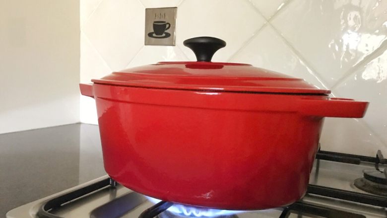 一碗汤#养颜滋补之红枣桂圆汤,盖上锅盖，开大火煮开，转小火慢煮20分钟。