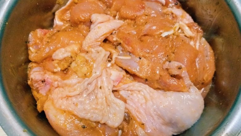 脆皮炸鸡,鸡腿肉一切为二，加入腌肉调料拌匀放冰箱腌制一晚或24小时