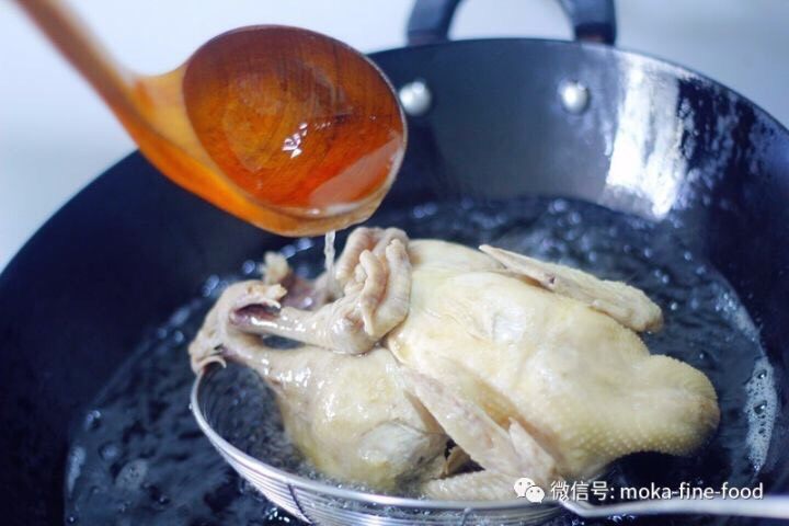 那年花开剧中美食揭秘，少奶奶最爱葫芦鸡,这里有个技巧，炸的时候用勺子摇出油从让面浇下去，让整只鸡受热均匀。