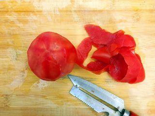 妈妈的味道～西红柿土豆排骨汤,西红柿洗净用削皮刀把皮削掉！