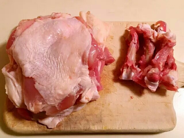 日式鸡腿,鸡腿肉清洗干净后 用凉水过凉慢泡一个小时去血腥 然后把清理好的鸡腿肉拆骨 
