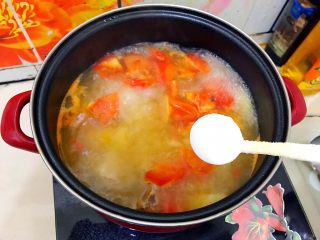 妈妈的味道～西红柿土豆排骨汤,加一小勺盐，搅拌一下，即可！