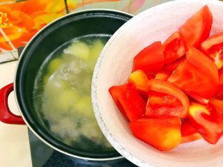 妈妈的味道～西红柿土豆排骨汤,10分钟后放入西红柿！