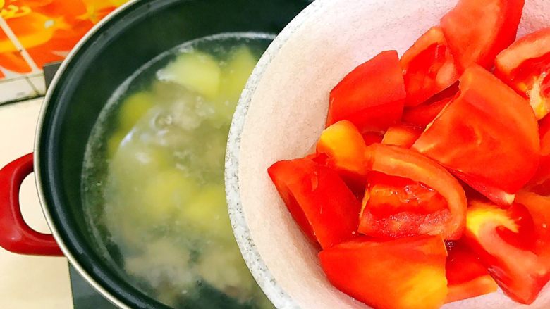 妈妈的味道～西红柿土豆排骨汤,10分钟后放入西红柿！