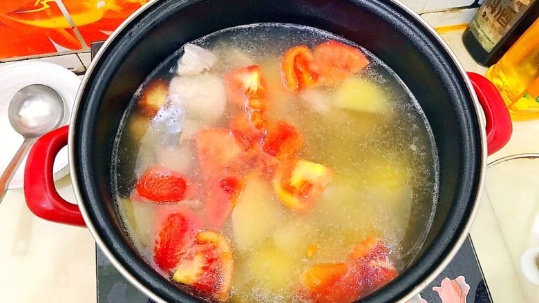 妈妈的味道～西红柿土豆排骨汤,不用盖上锅盖，转中火再煮5分钟！