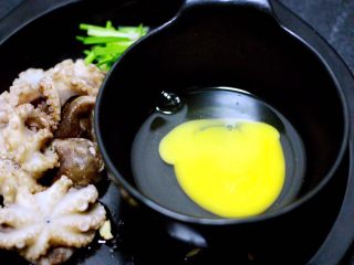 一碗汤+海鲜豆腐鸡蛋煲,鸡蛋提前打散备用