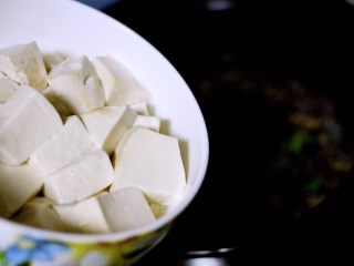 一碗汤+海鲜豆腐鸡蛋煲,加入沥干水分的豆腐