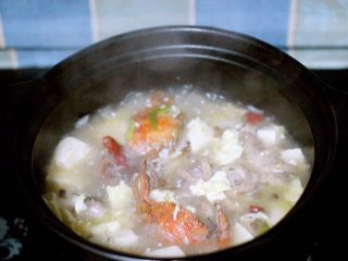 一碗汤+海鲜豆腐鸡蛋煲,继续大火烧开砂锅后