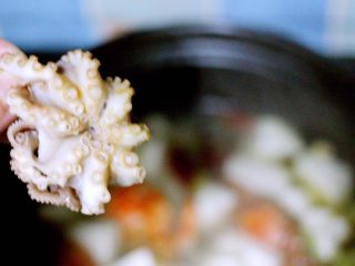 一碗汤+海鲜豆腐鸡蛋煲,这个时候再加入煮熟的桃花蛸、放早了、桃花蛸会变老的