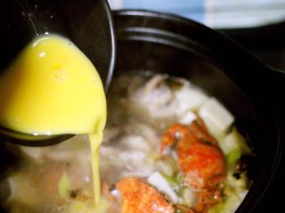 一碗汤+海鲜豆腐鸡蛋煲,倒入打散的鸡蛋液、用勺子搅拌成蛋花状