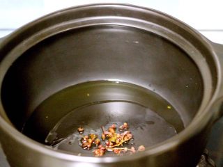 一碗汤+海鲜豆腐鸡蛋煲,砂锅中倒入花生油烧热、放入花椒小火慢慢炒出香味
