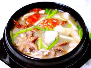 一碗汤+海鲜豆腐鸡蛋煲,盛到小砂锅里、开吃、老板来两碗米饭