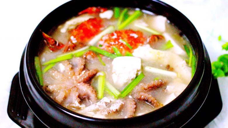 一碗汤+海鲜豆腐鸡蛋煲,盛到小砂锅里、开吃、老板来两碗米饭