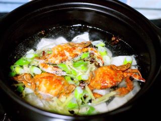 一碗汤+海鲜豆腐鸡蛋煲,大火烧开后转小火慢慢炖煮10分钟左右后