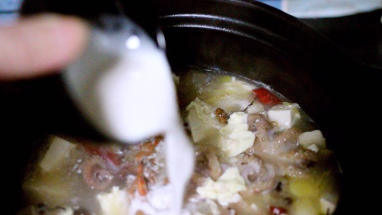 一碗汤+海鲜豆腐鸡蛋煲,倒入提前用少许清水化开的淀粉、用勺子搅拌均匀、大火煮开后即可关火
