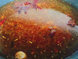 #辣味#串串香麻辣火锅,香料炒出香味后，倒入大半锅高汤或者清水。大火烧开，中火煮十分钟左右。