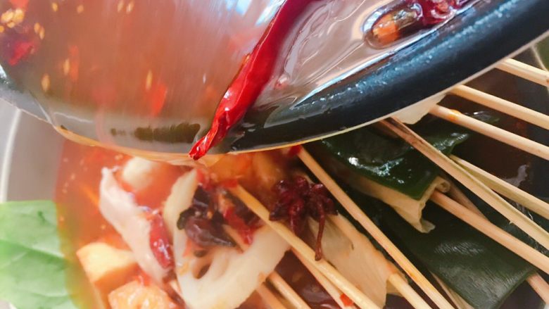 #辣味#串串香麻辣火锅,把蔬菜和串好的串儿码在酒精锅内，倒入煮好的辣汤。