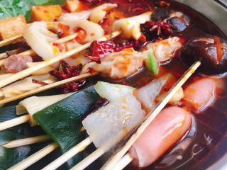 #辣味#串串香麻辣火锅,用固体酒精满满煮熟串，就可以吃了。
