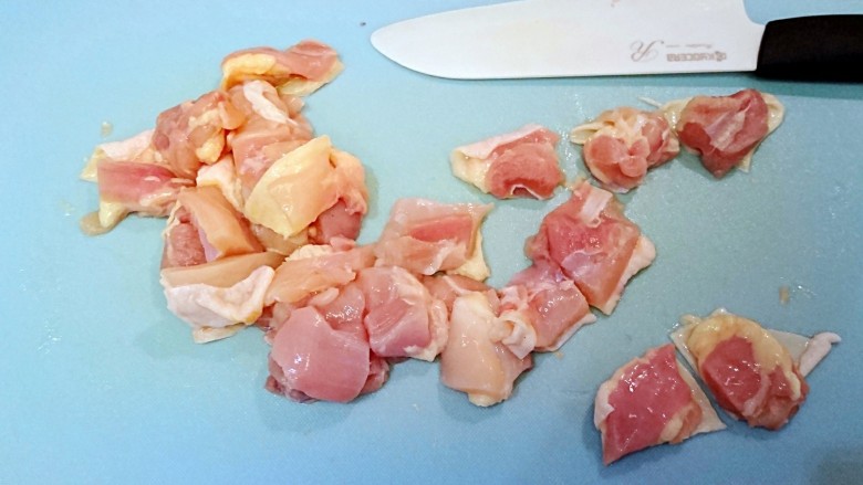 日式芝麻芥末炒雞肉,在切成適當大小。