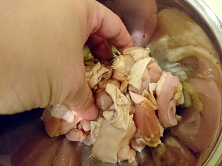 日式芝麻芥末炒雞肉,用手仔細的按摩入味。