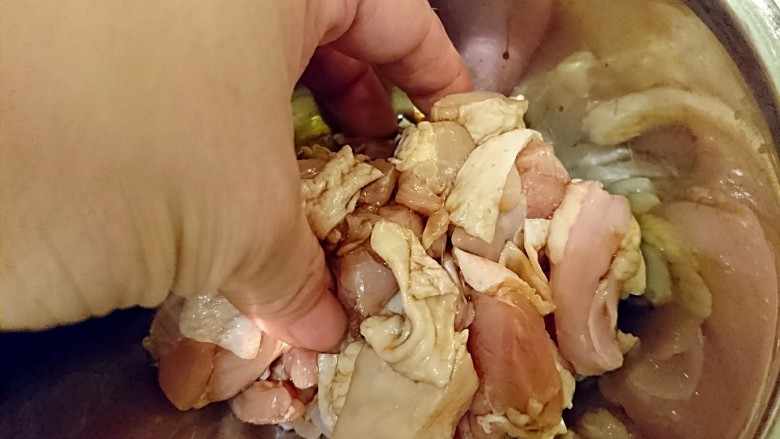 日式芝麻芥末炒雞肉,用手仔細的按摩入味。
