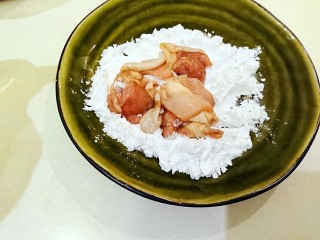 日式芝麻芥末炒雞肉,將雞腿肉均勻的裹上定粉。