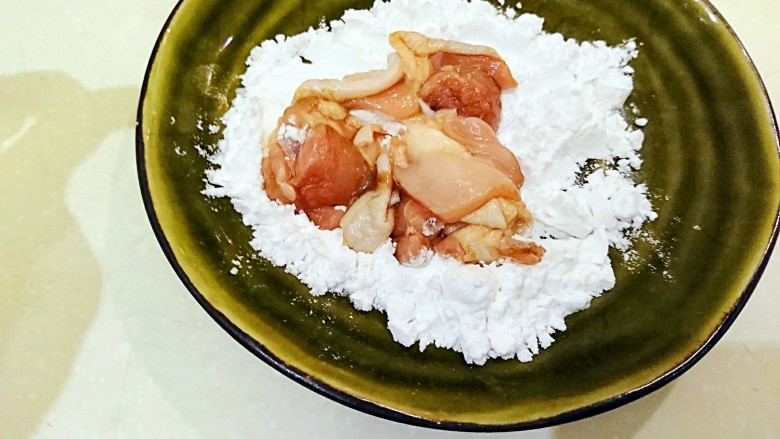 日式芝麻芥末炒雞肉,將雞腿肉均勻的裹上定粉。