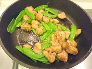 日式芝麻芥末炒雞肉,掀蓋後拌炒下就可以起鍋擺盤！