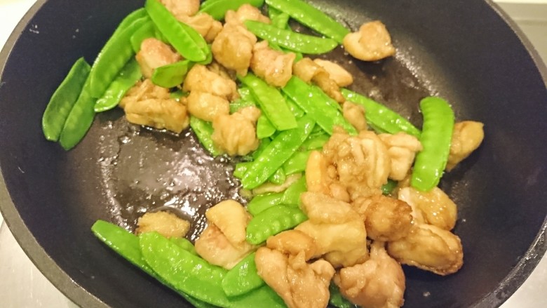 日式芝麻芥末炒雞肉,掀蓋後拌炒下就可以起鍋擺盤！