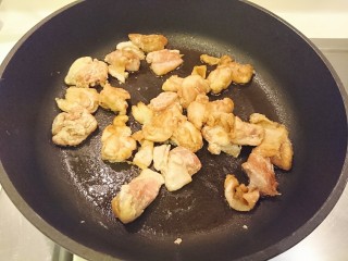 日式芝麻芥末炒雞肉,起油鍋炒雞腿肉，炒到7分熟左右，目視是雞腿肉上色微焦黃。