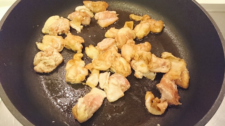 日式芝麻芥末炒雞肉,起油鍋炒雞腿肉，炒到7分熟左右，目視是雞腿肉上色微焦黃。