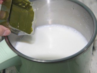 抹茶蜜豆冰布丁,把抹茶液倒入牛奶中