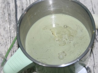 抹茶蜜豆冰布丁,吉利丁片放入抹茶和牛奶溶液中，融化