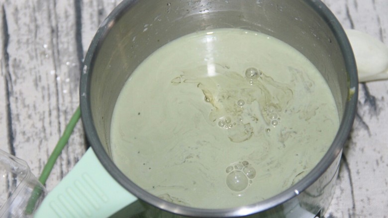 抹茶蜜豆冰布丁,吉利丁片放入抹茶和牛奶溶液中，融化