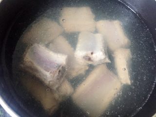 #一碗汤#养生墨鱼排骨汤,将排骨焯水，然后洗净备用。