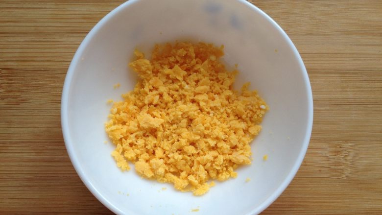 金沙豆腐,取出蛋黄用勺子压碎（我直接用手搓碎的）