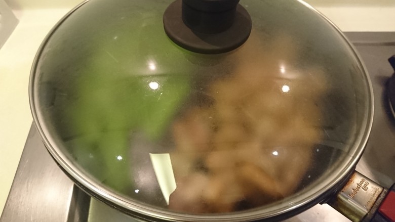 日式芝麻芥末炒雞肉,就這樣，加蓋，中火3分鐘。