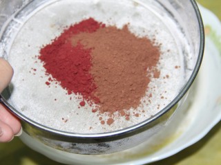 红丝绒戚风蛋糕,红曲粉和可可粉混合过筛