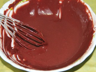 红丝绒戚风蛋糕,用打蛋器z字型搅拌均匀，至无颗粒