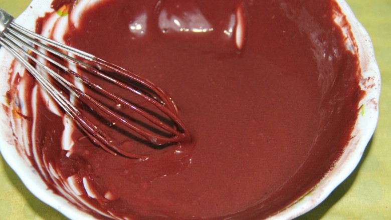红丝绒戚风蛋糕,用打蛋器z字型搅拌均匀，至无颗粒