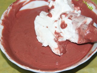 红丝绒戚风蛋糕,混合均匀后，第二次加入蛋白，也是加三分之一