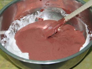 红丝绒戚风蛋糕,最后把混合均匀的溶液全部倒入到蛋白盆中，拌匀